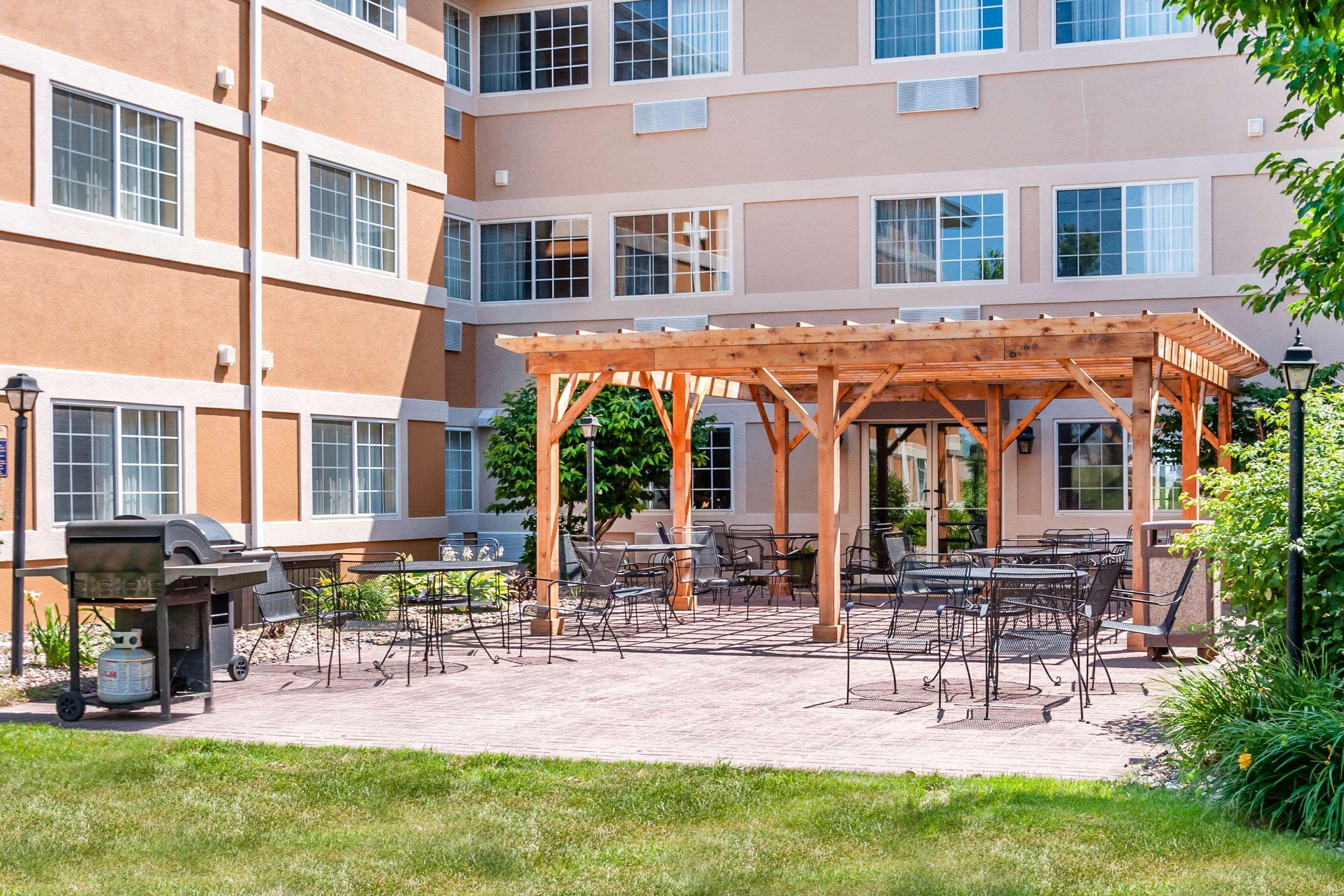 เมนสเตย์ สวีทส์ Hotel Dubuque ภายนอก รูปภาพ